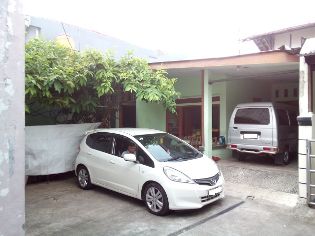 TAMPAK DEPAN PARKIR CARPORT 2 MOBIL